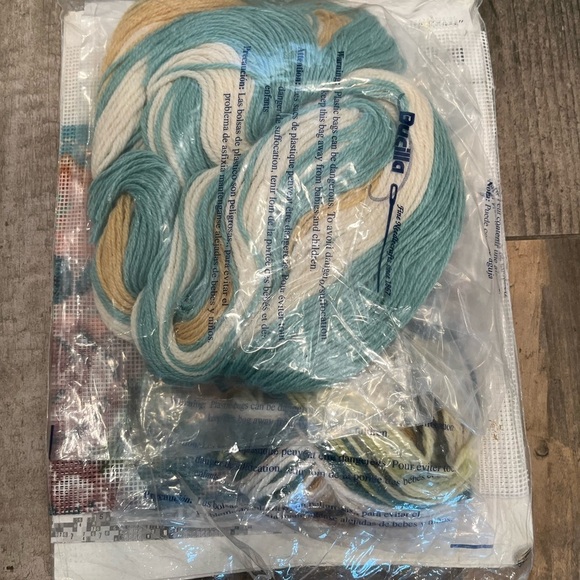 Bucilla WHITE ROSES Needlepoint Pillow Top Kit # 4892 NIP Persian Wool 14" X 14" - Picture 5 of 8